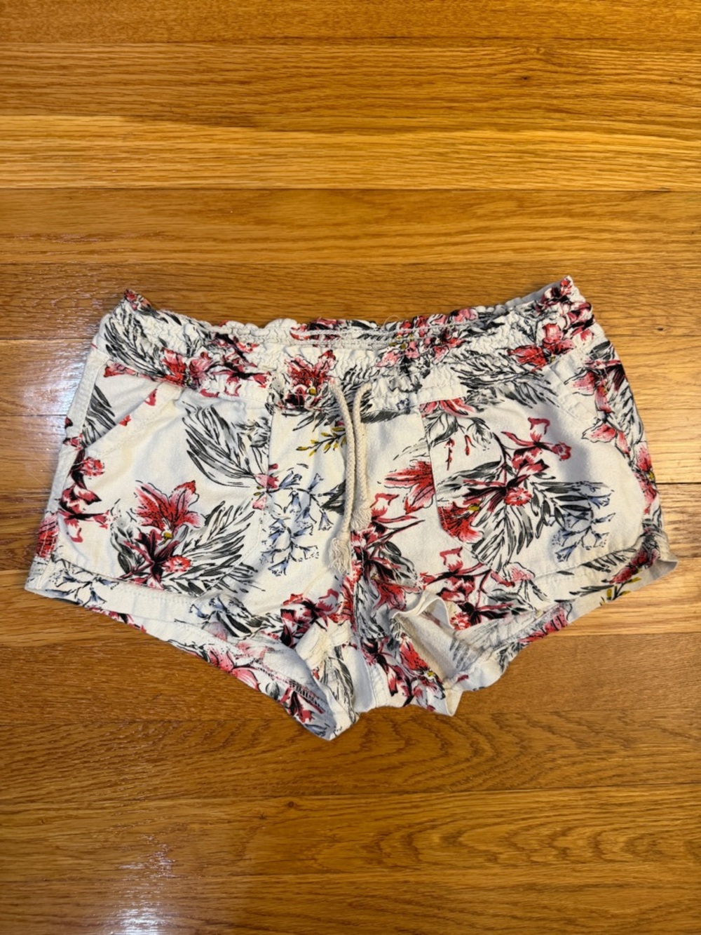 CALI 1850 Los Angeles Linen Blend Shorts in White with Red Floral - Size Small